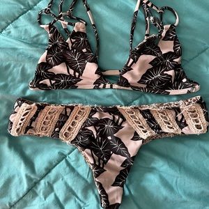 Kalo Leaf Looking Acacia Set